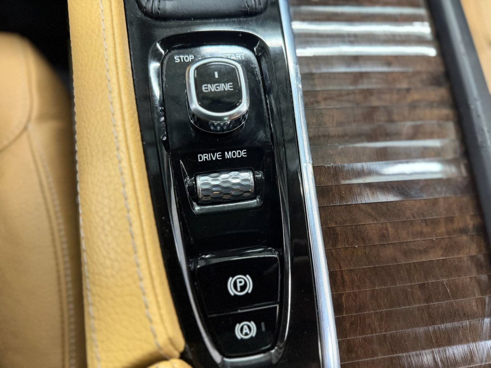 Used 2016 Volvo XC90 T6 Momentum w/ Momentum Plus Package AWD/4WD image 32
