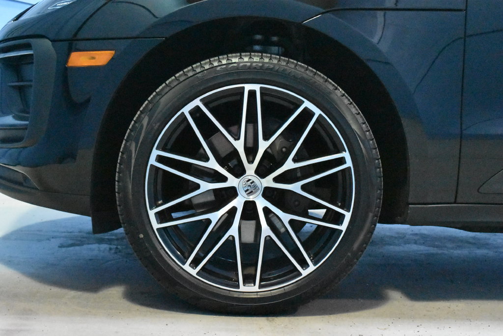 Used 2023 Porsche Macan AWD/4WD image 29