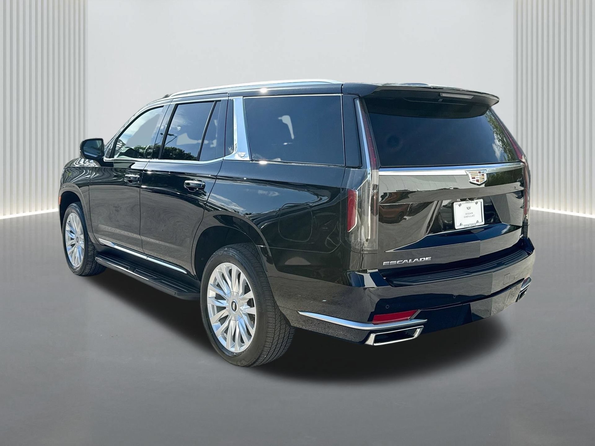 Used 2024 Cadillac Escalade Luxury AWD/4WD image 3