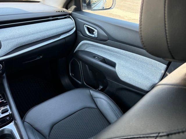 Used 2025 Jeep Compass Latitude w/ Sun & Sound Group image 32