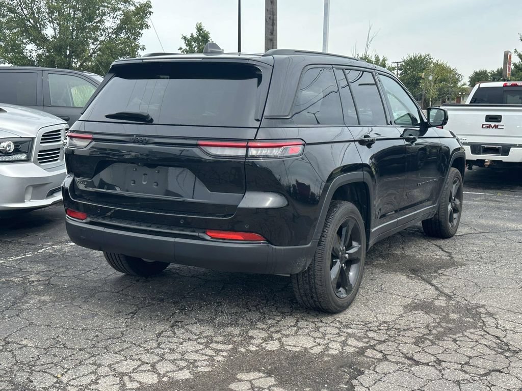 Used 2024 Jeep Grand Cherokee Laredo AWD/4WD image 4