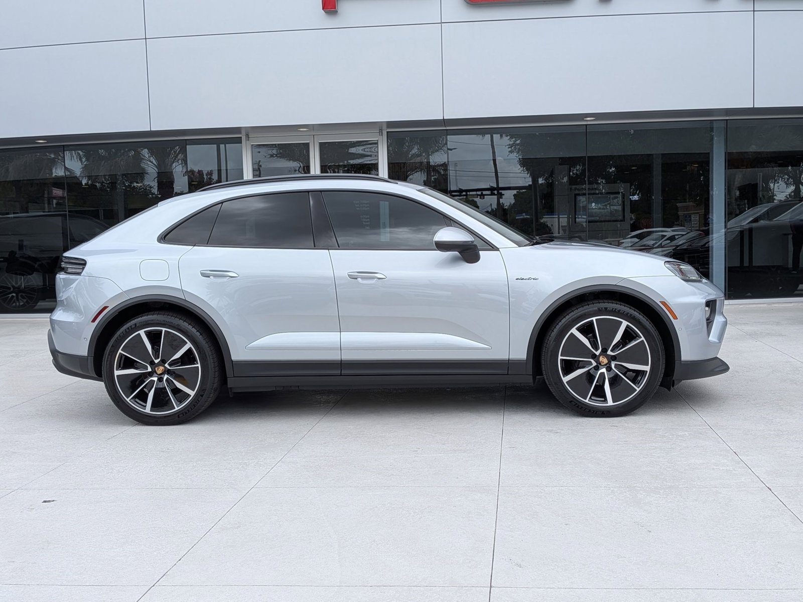 Certified 2025 Porsche Macan Electric RWD image 8