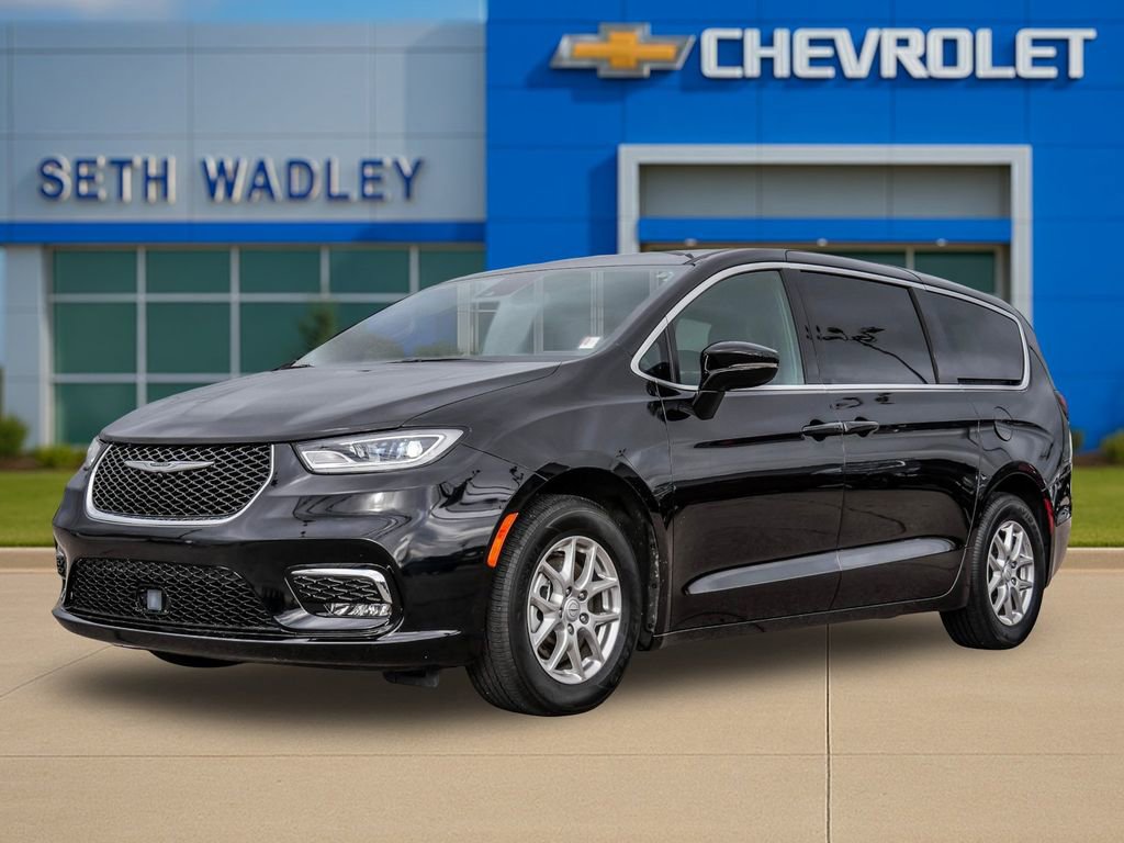Used 2025 Chrysler Pacifica Select FWD image 3