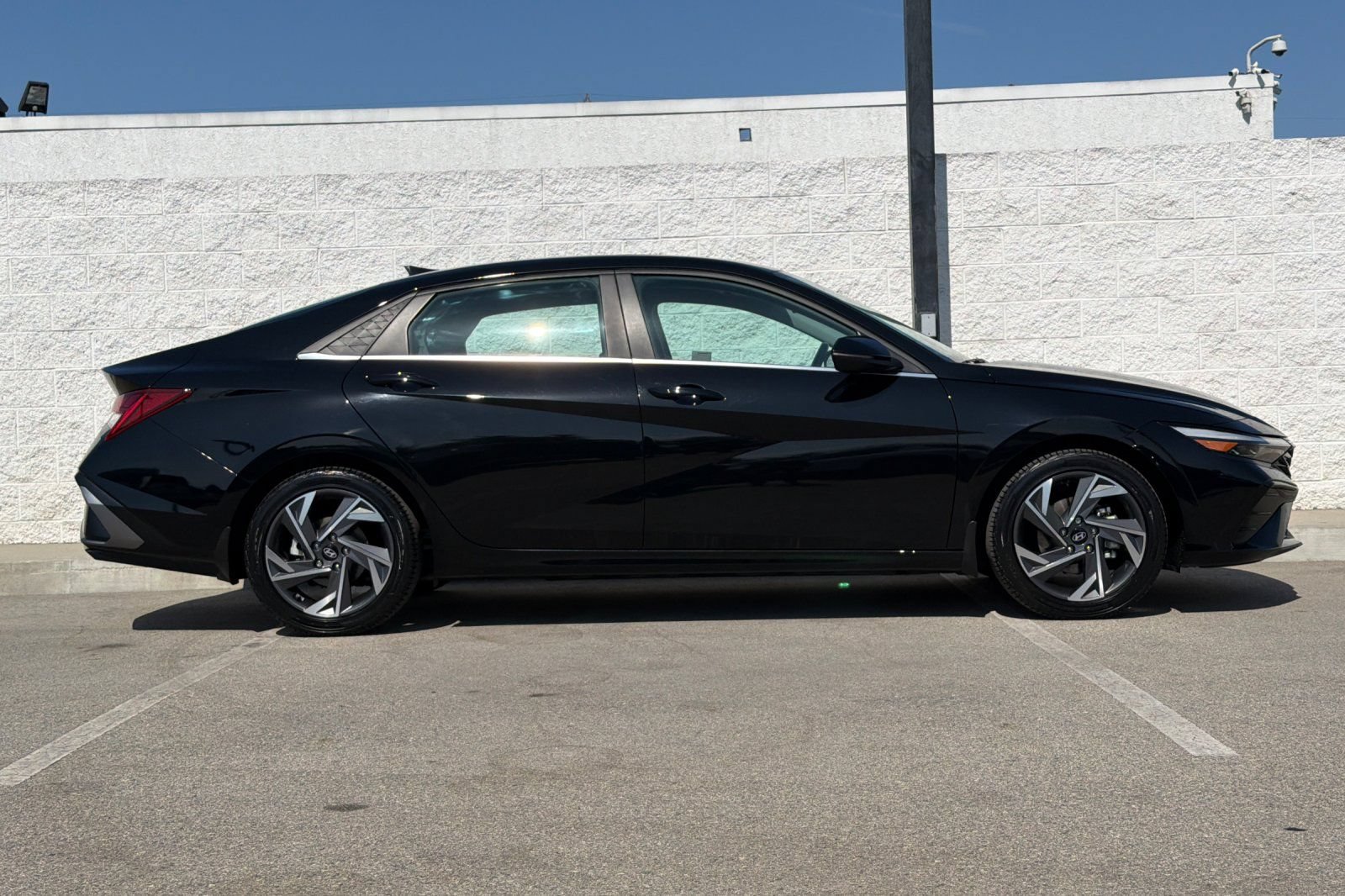 Used 2024 Hyundai Elantra Limited FWD image 3