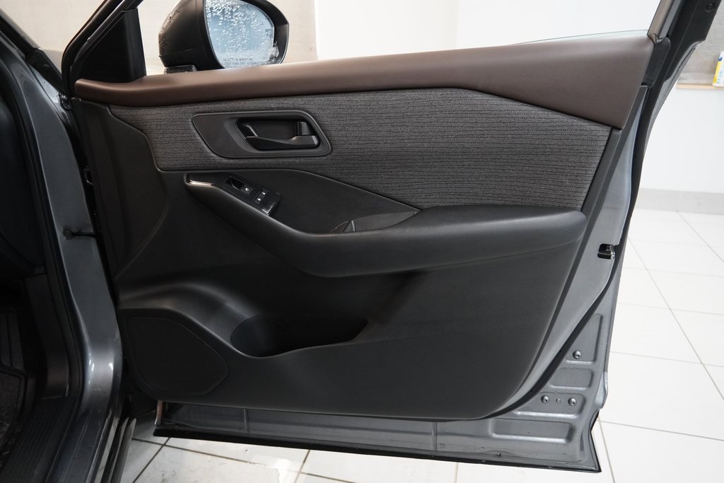 Used 2023 Nissan Rogue S image 29