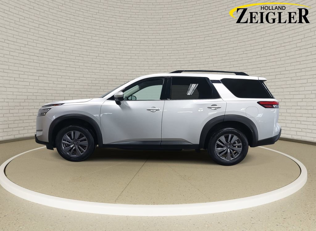 Used 2025 Nissan Pathfinder SV image 8