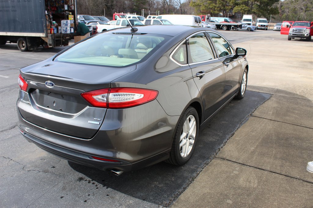 Used 2016 Ford Fusion SE w/ Equipment Group 202A FWD image 3