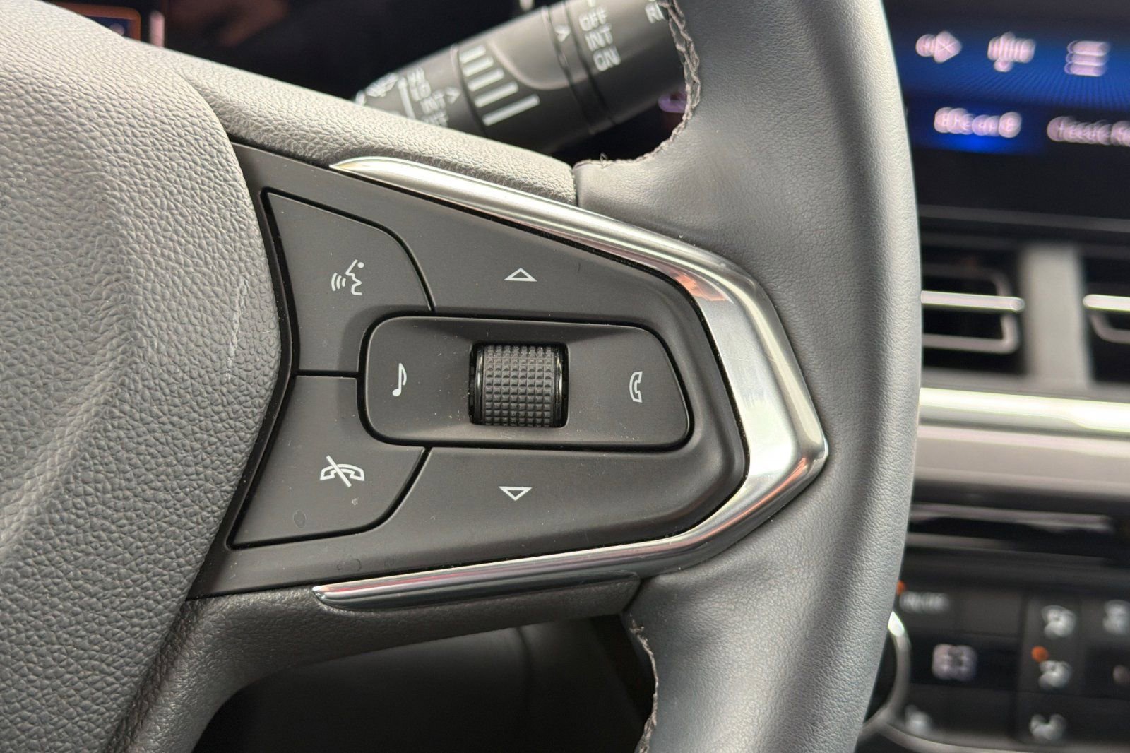 Used 2025 Chevrolet Trax ACTIV w/ Sunroof Package FWD image 37