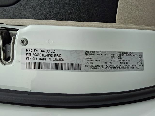 Used 2023 Chrysler Pacifica Touring-L FWD image 26