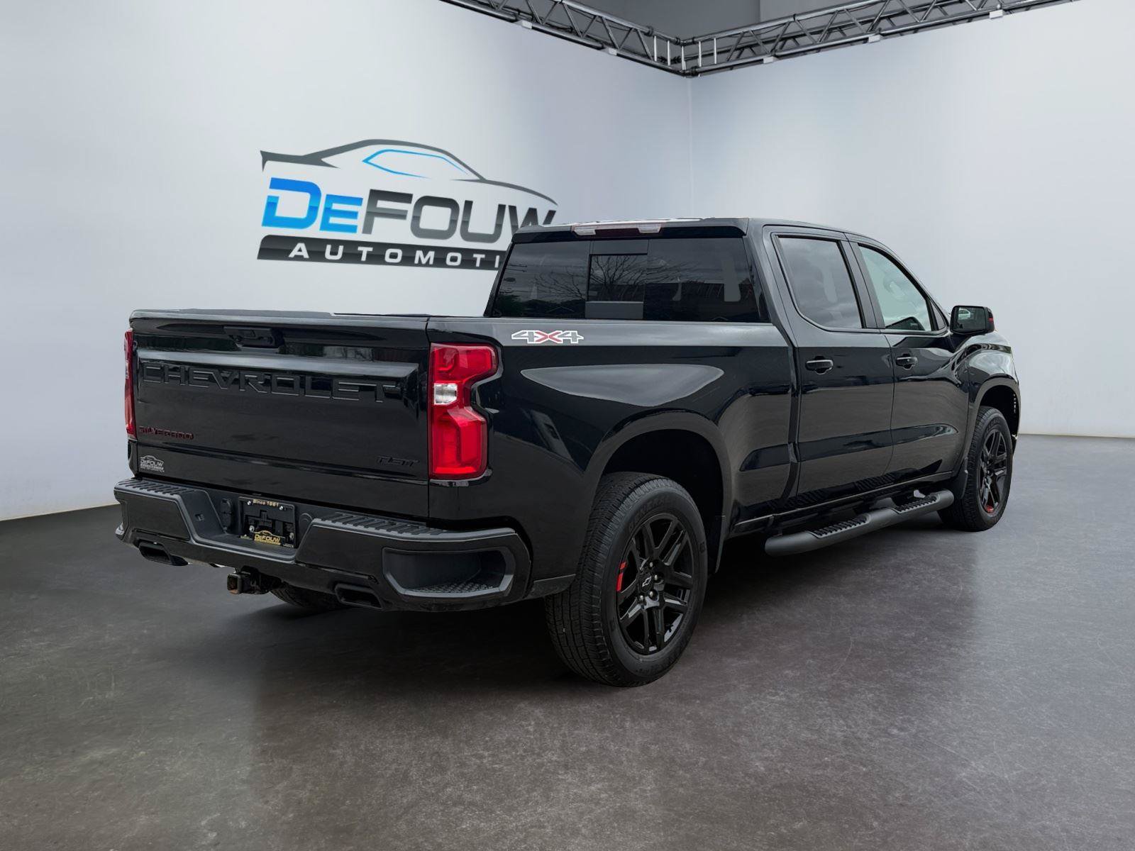 Used 2024 Chevrolet Silverado 1500 RST w/ Redline Edition AWD/4WD image 3