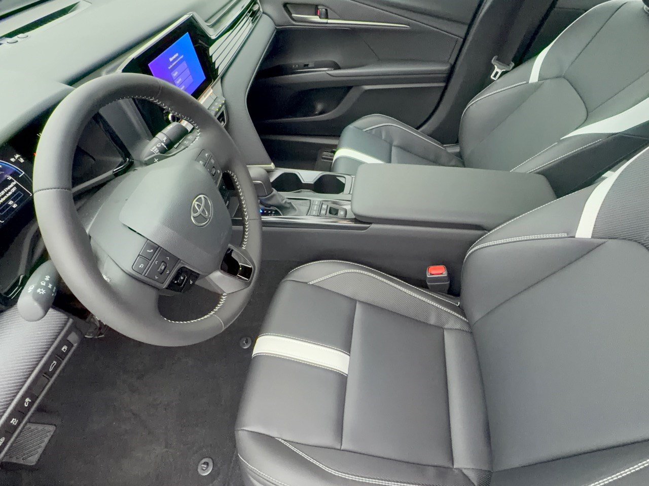 Used 2026 Toyota Camry SE FWD image 5