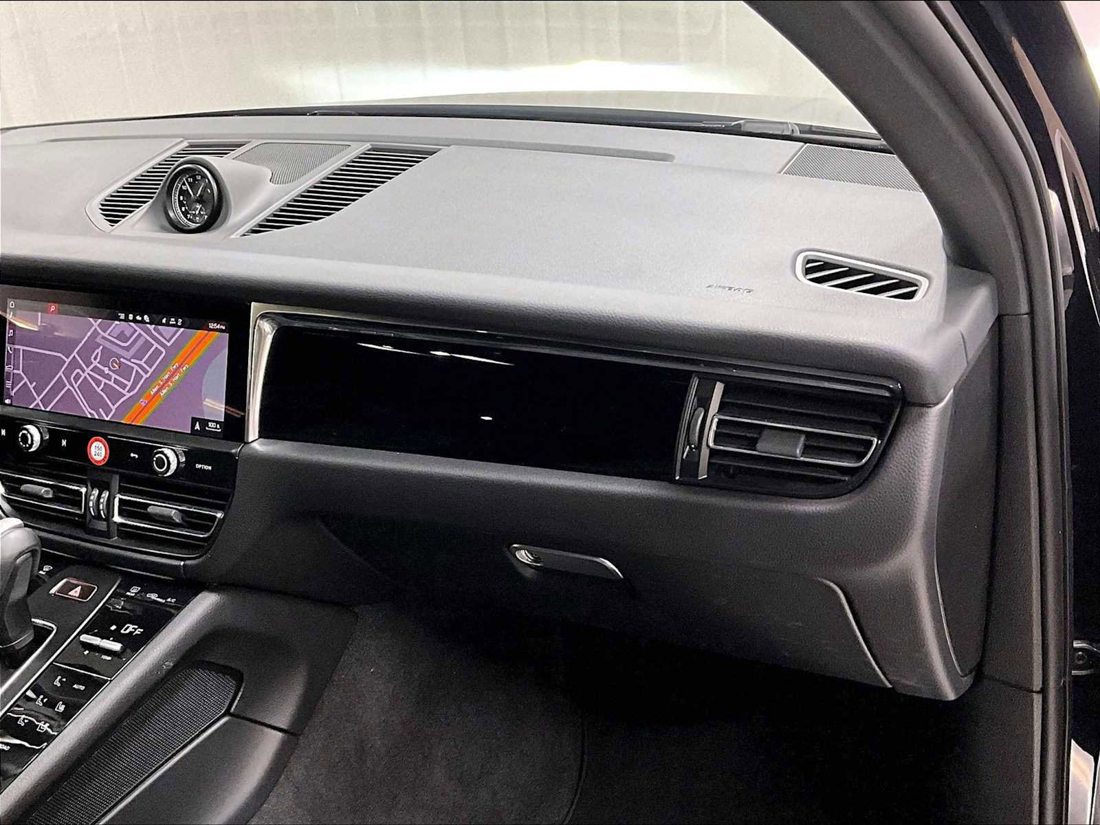 Used 2025 Porsche Macan image 28