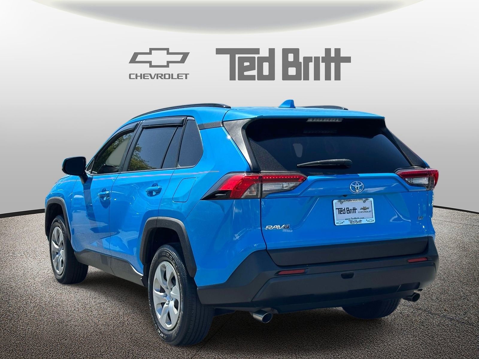 Used 2020 Toyota RAV4 LE FWD image 6