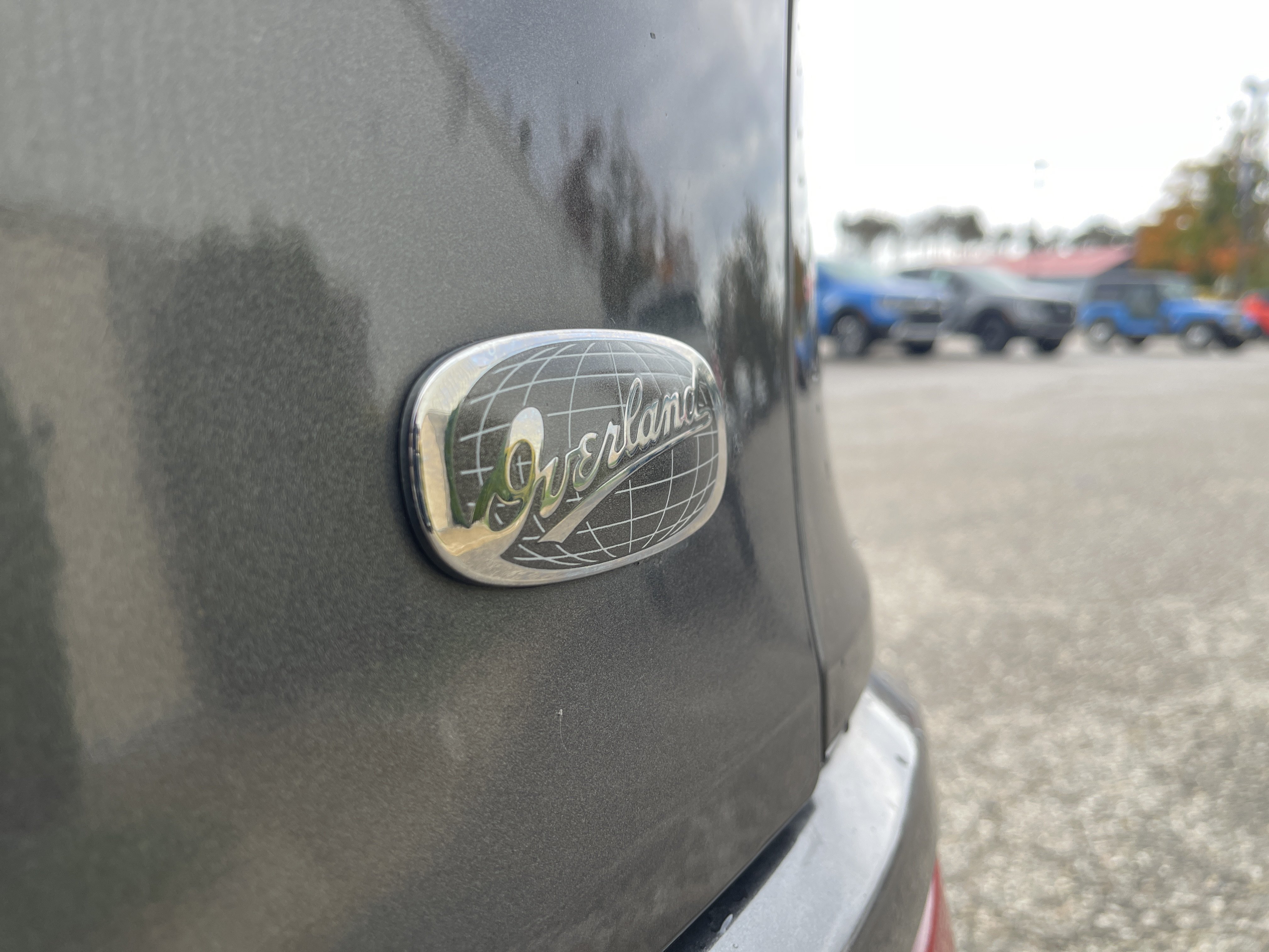 Used 2018 Jeep Cherokee Overland w/ Technology Group AWD/4WD image 29