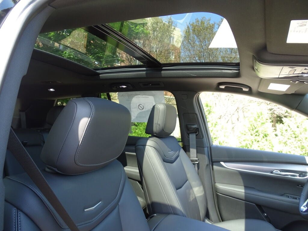 New 2025 Cadillac XT6 Luxury image 7