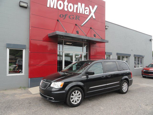 Used 2016 Chrysler Town & Country Touring FWD image 1