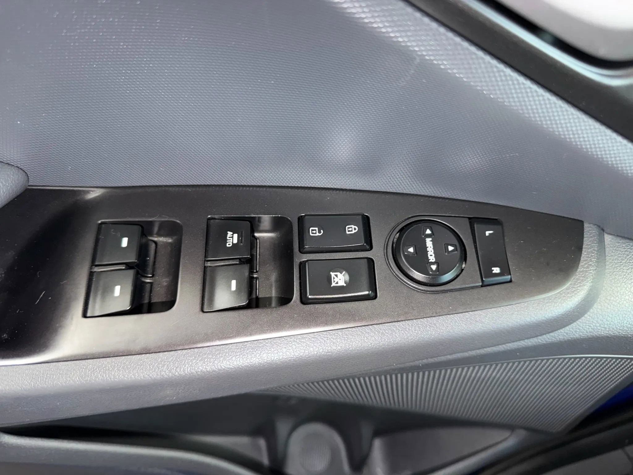 Used 2019 Hyundai Ioniq Plug-In Hybrid FWD image 30