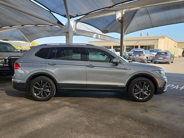 Used 2023 Volkswagen Tiguan SE w/ Panoramic Sunroof Package FWD image 4