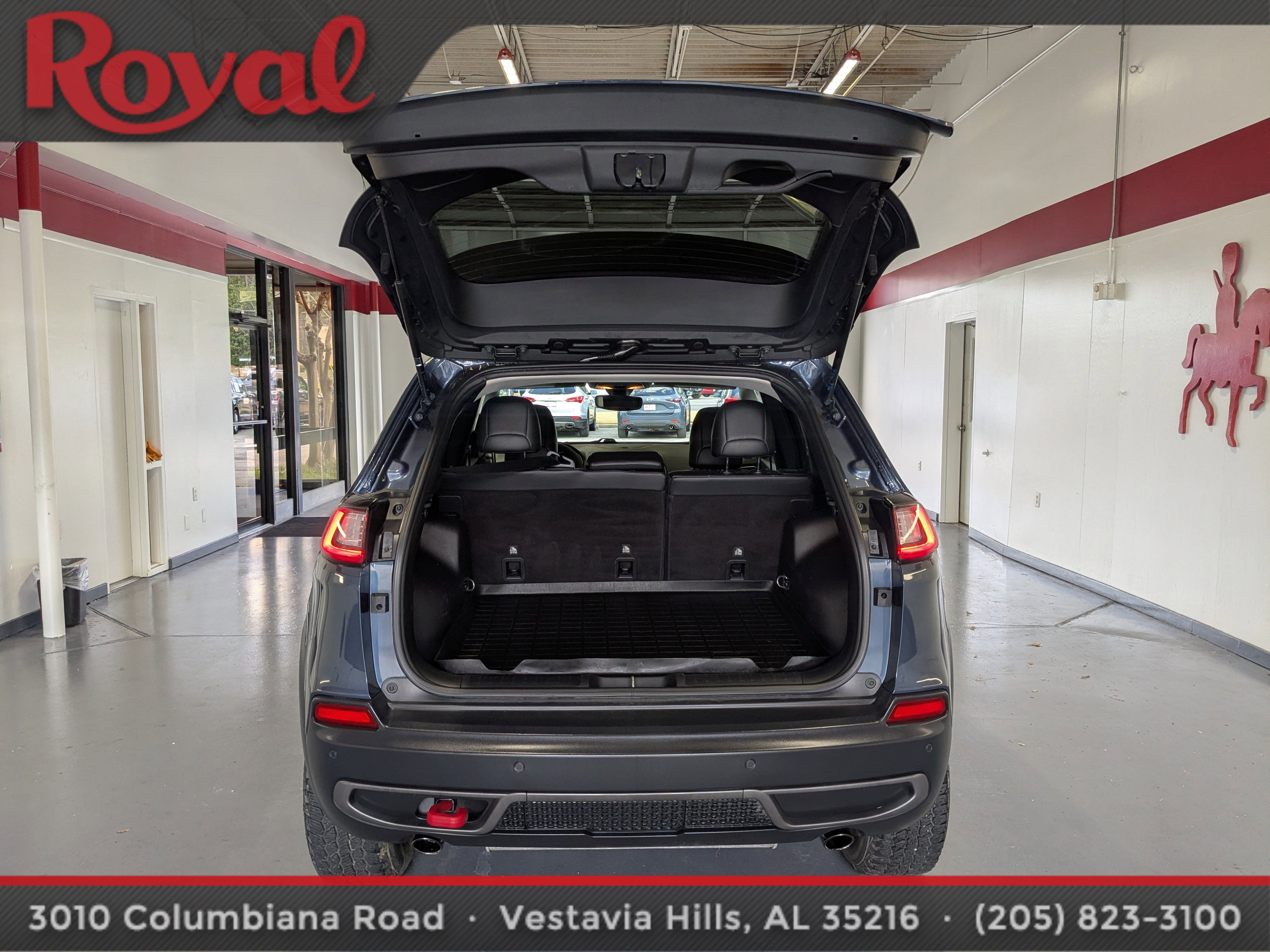 Used 2019 Jeep Cherokee Trailhawk image 12