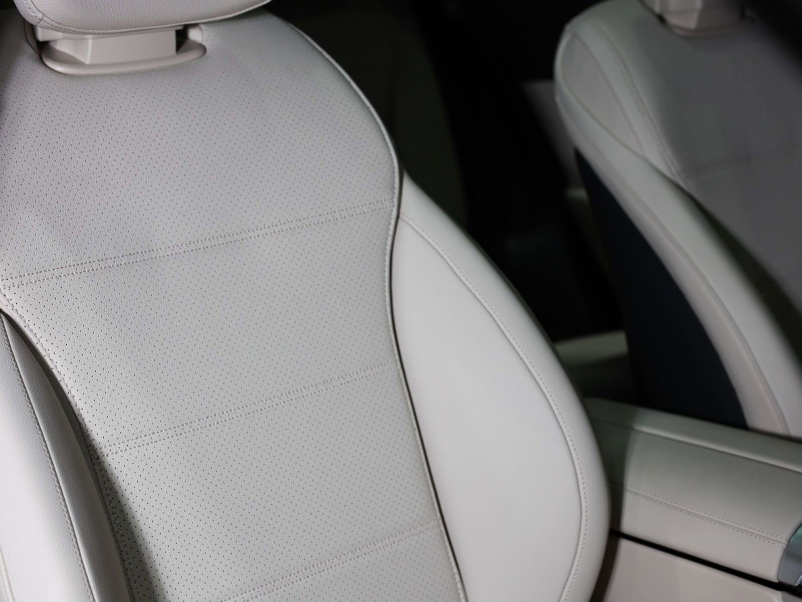 Used 2025 Mercedes-Benz GLC 300 4MATIC image 17
