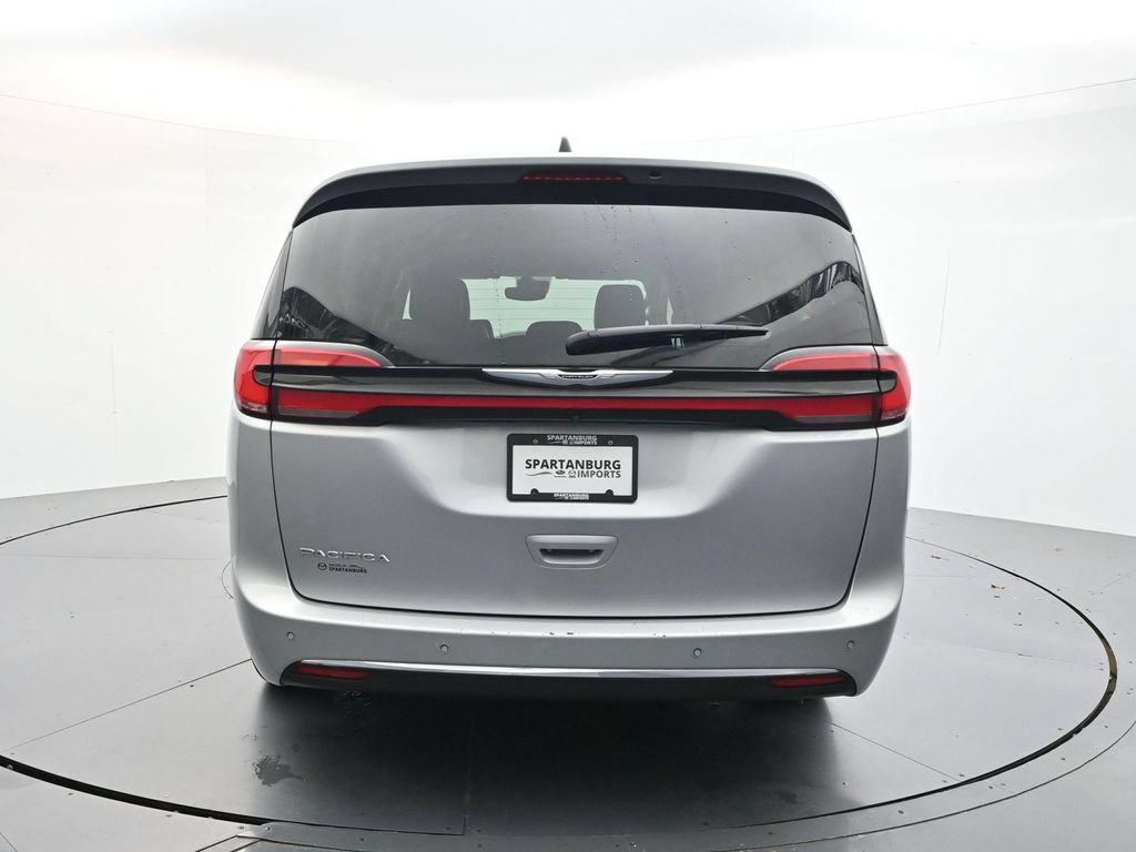 Used 2023 Chrysler Pacifica Touring-L FWD image 6