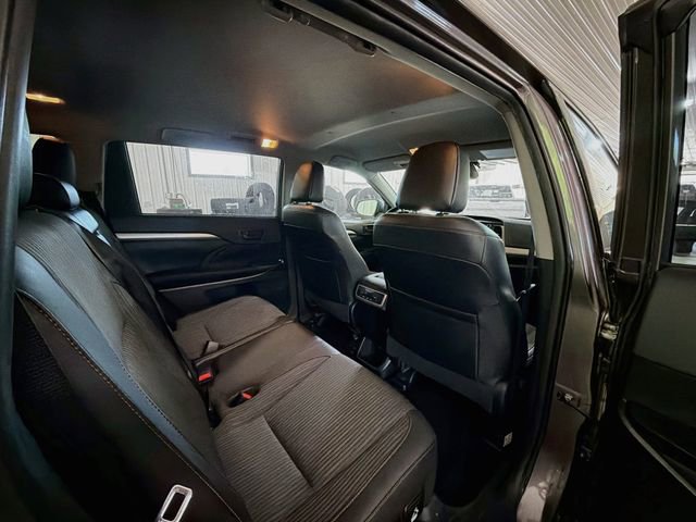 Used 2019 Toyota Highlander LE AWD/4WD image 11