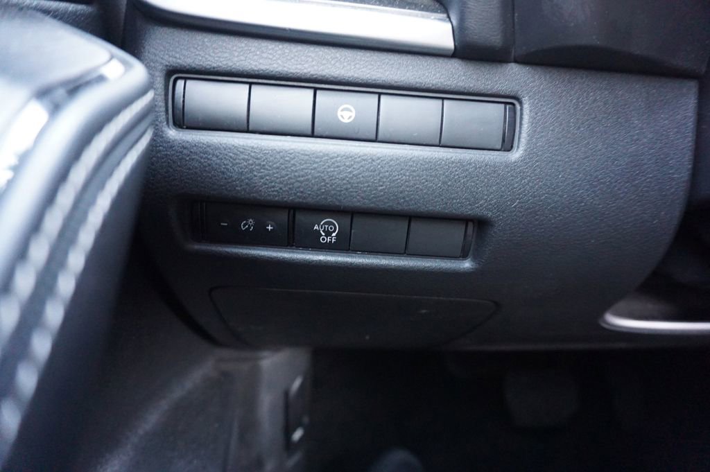 Used 2023 Nissan Rogue SV image 5