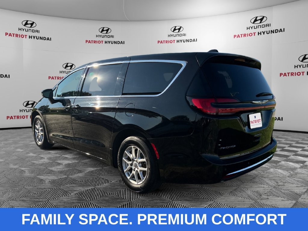 Used 2025 Chrysler Pacifica Select FWD image 5