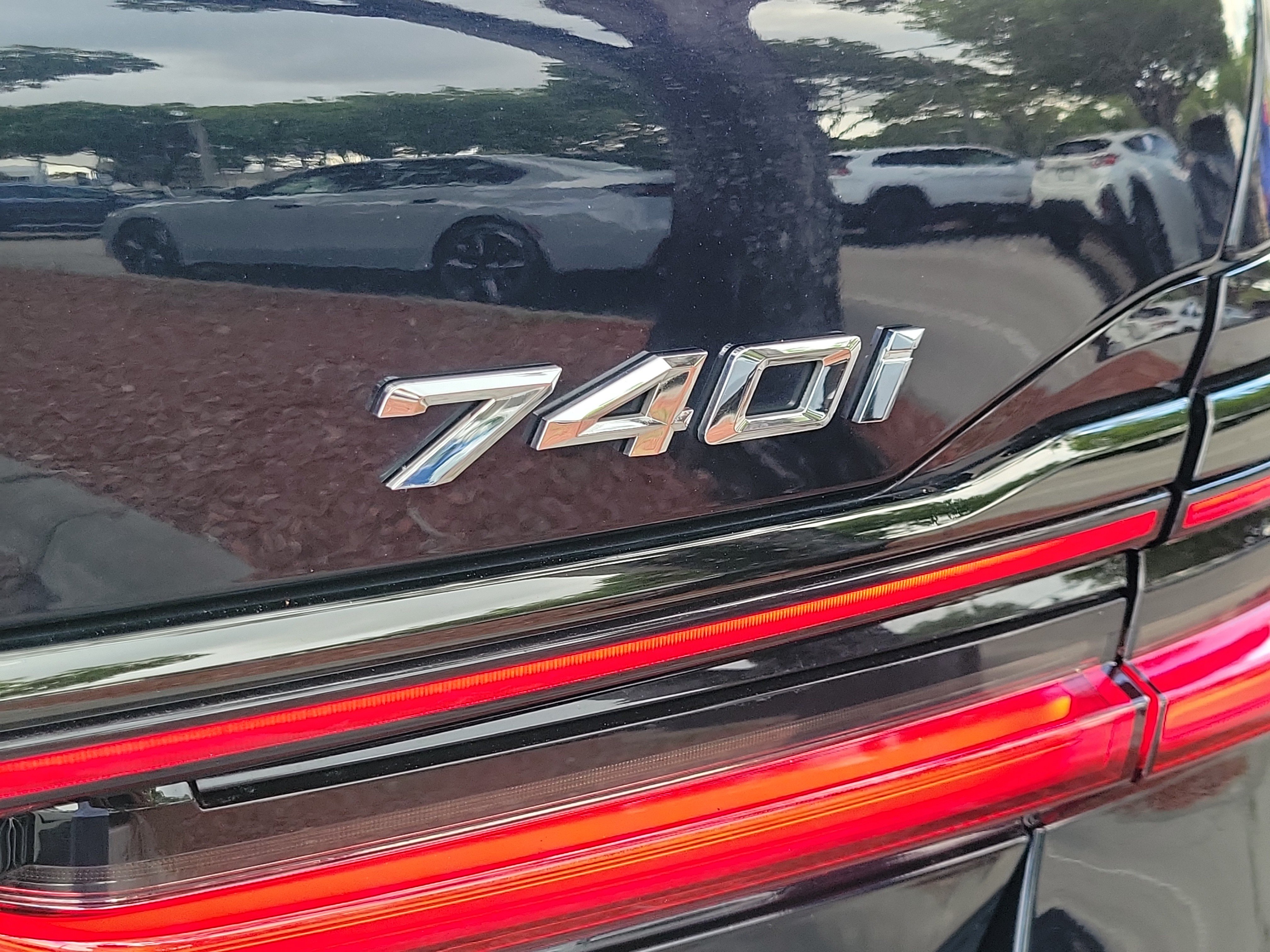 Used 2022 BMW 740i w/ M Sport Package RWD image 5
