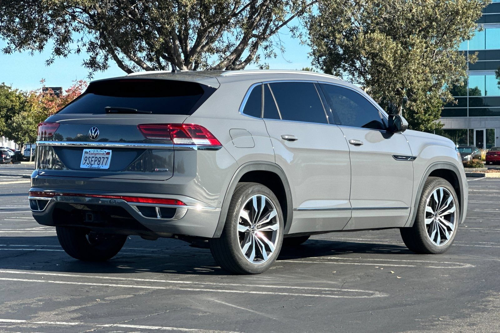 Used 2021 Volkswagen Atlas Cross Sport SEL Premium R-Line w/ Luggage Net & Mats Package AWD/4WD image 4