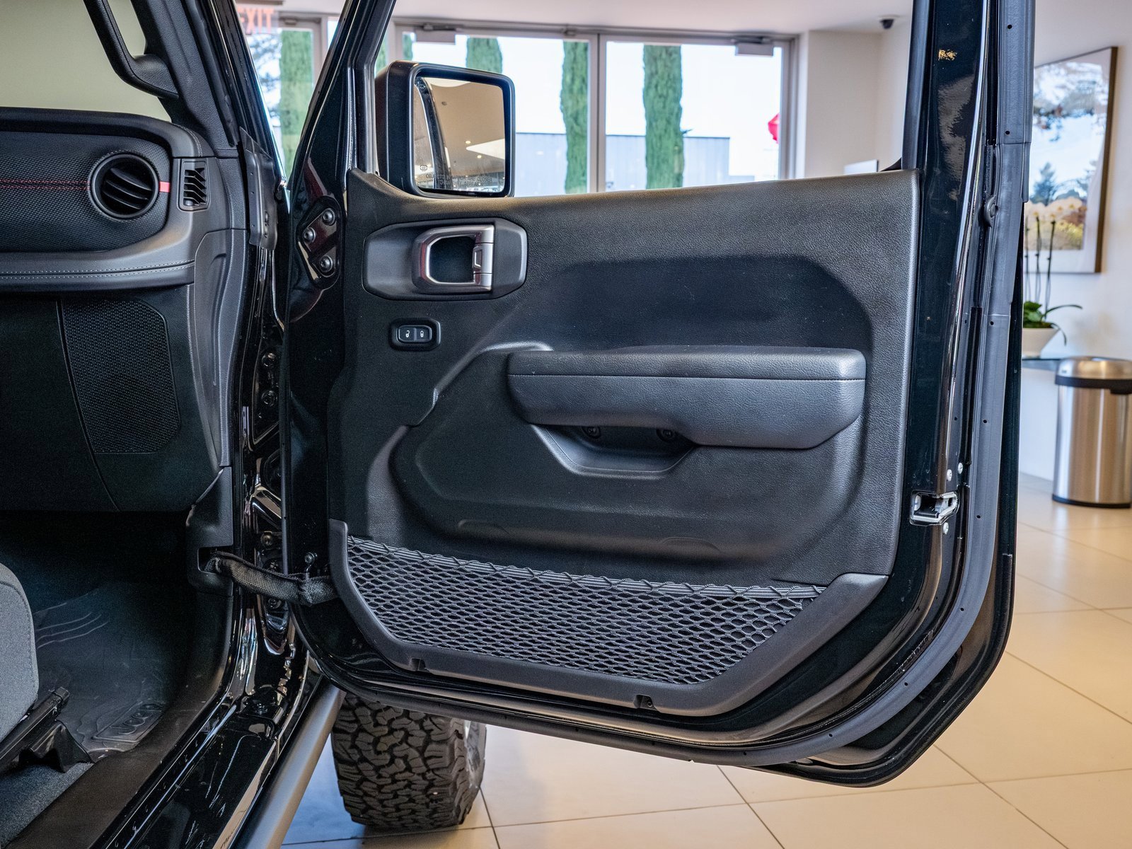 Used 2024 Jeep Wrangler Unlimited Rubicon image 25