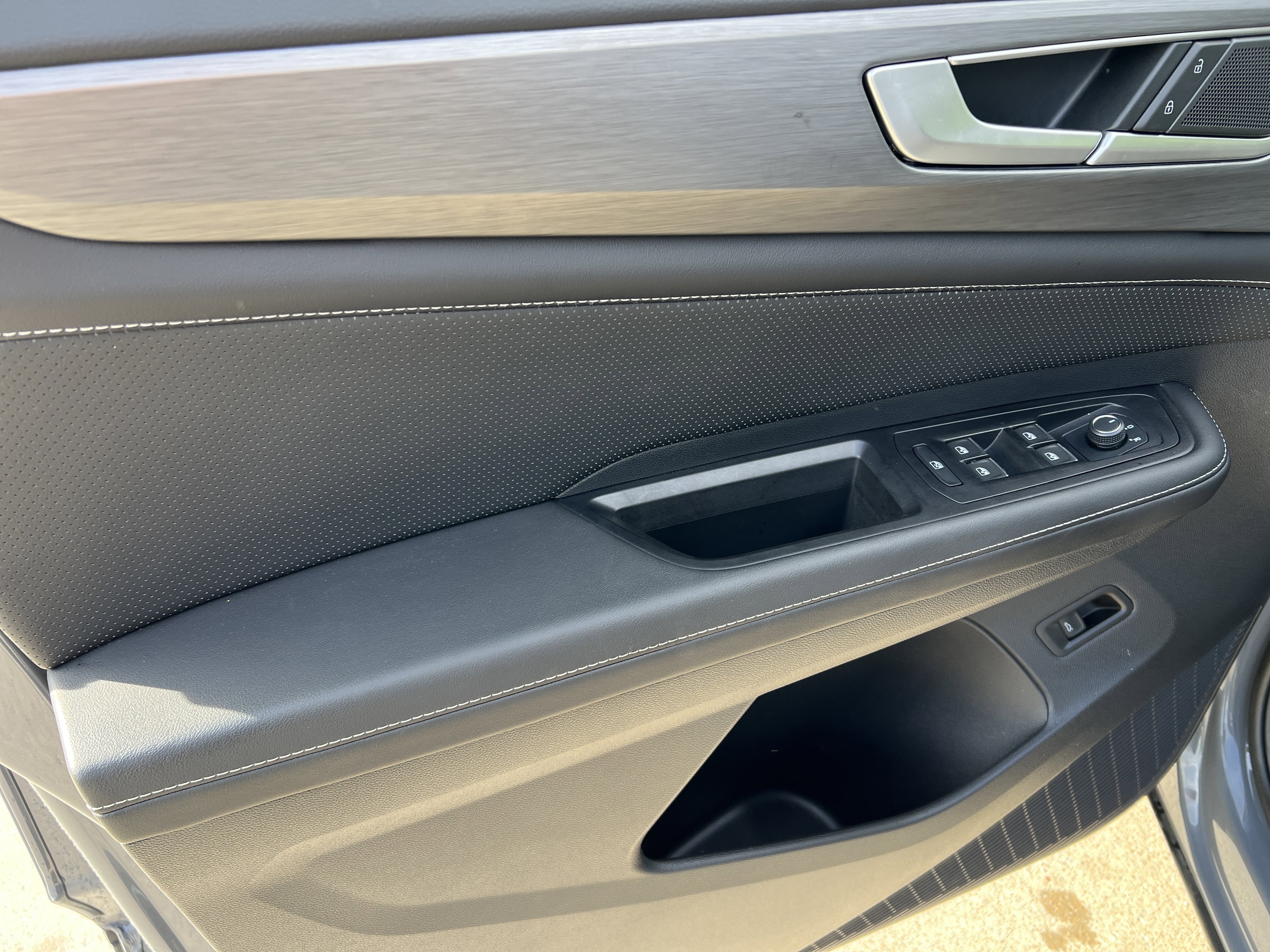 Certified 2025 Volkswagen Atlas Cross Sport SE w/ Panoramic Sunroof Package FWD image 14