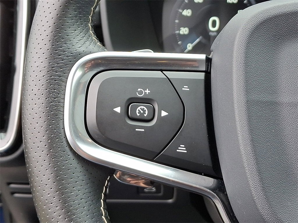 Used 2020 Volvo XC40 T5 R-Design w/ Protection Package Premier image 21