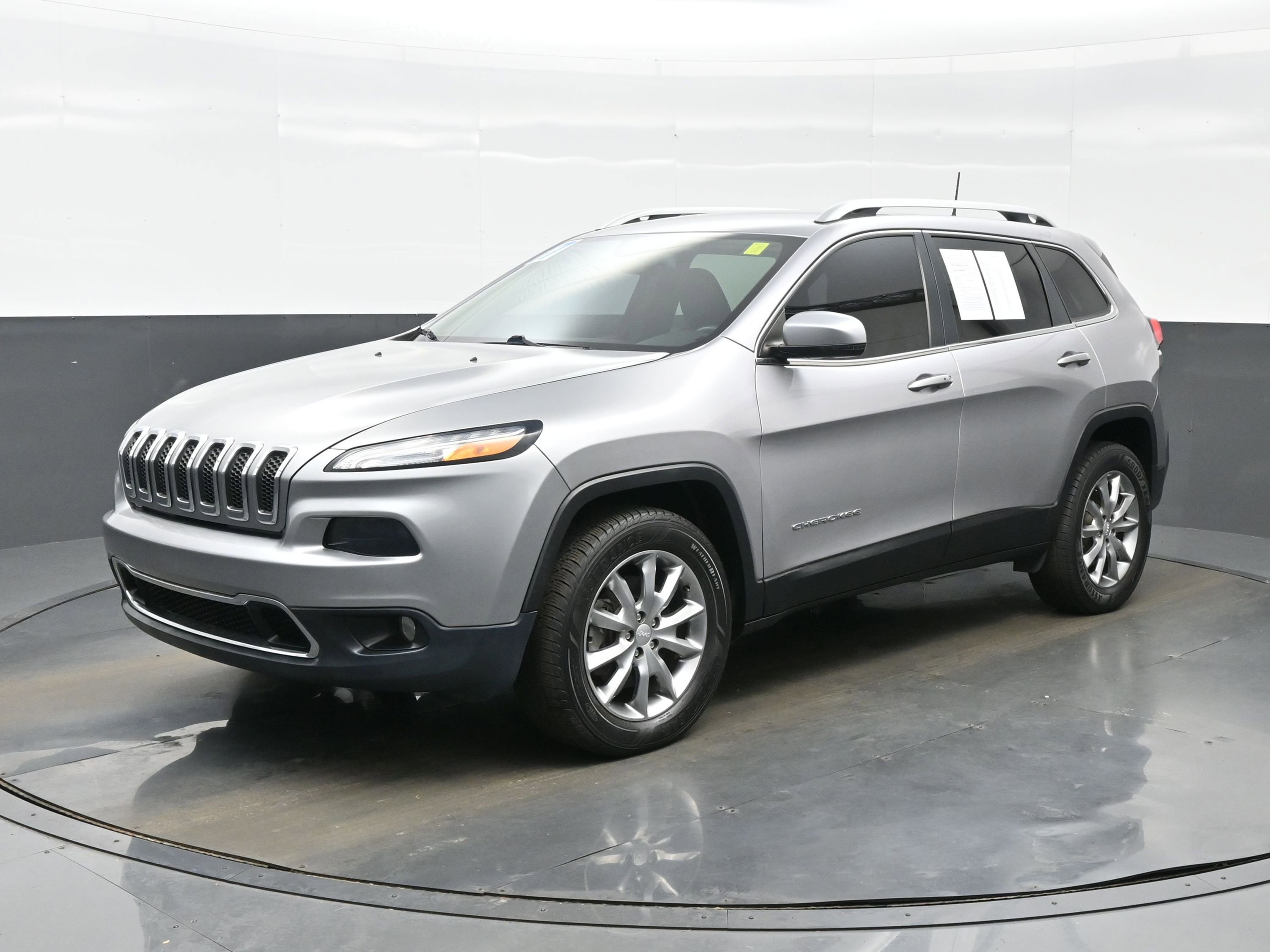 Used 2017 Jeep Cherokee Limited AWD/4WD image 2