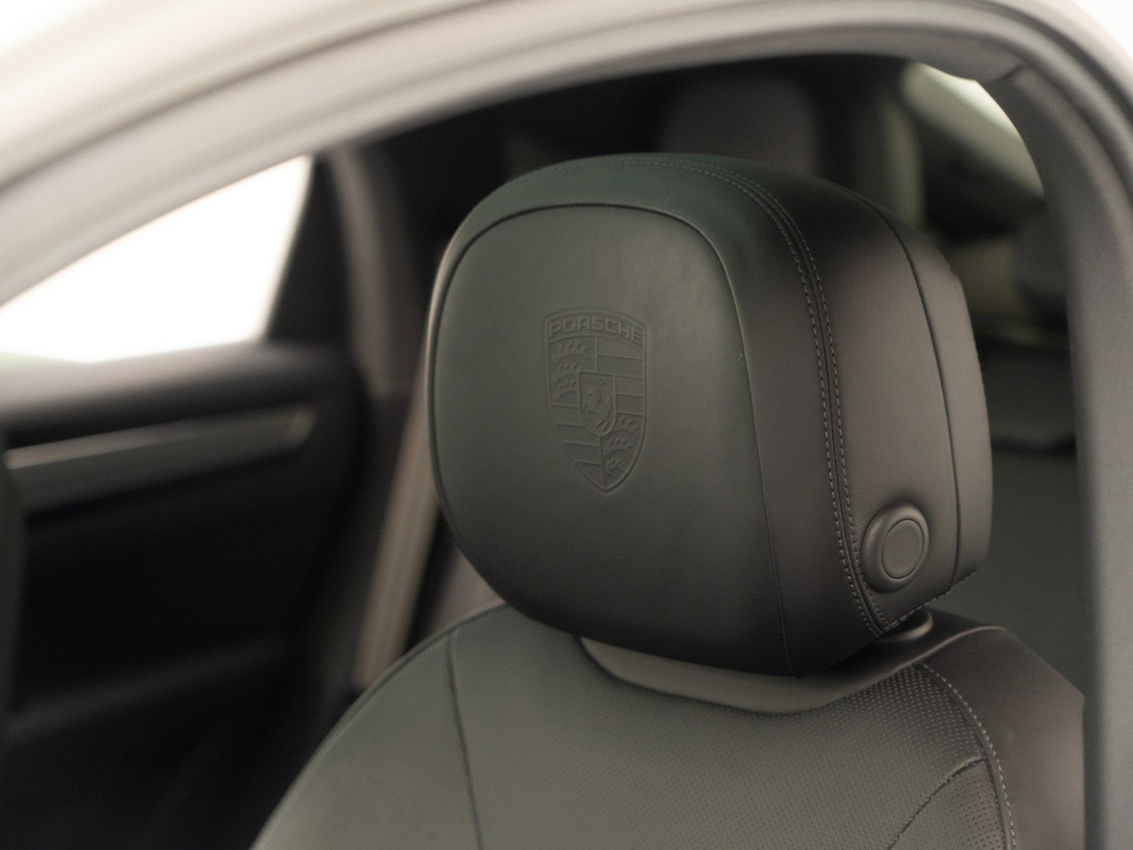 Certified 2022 Porsche Cayenne Platinum Edition image 18