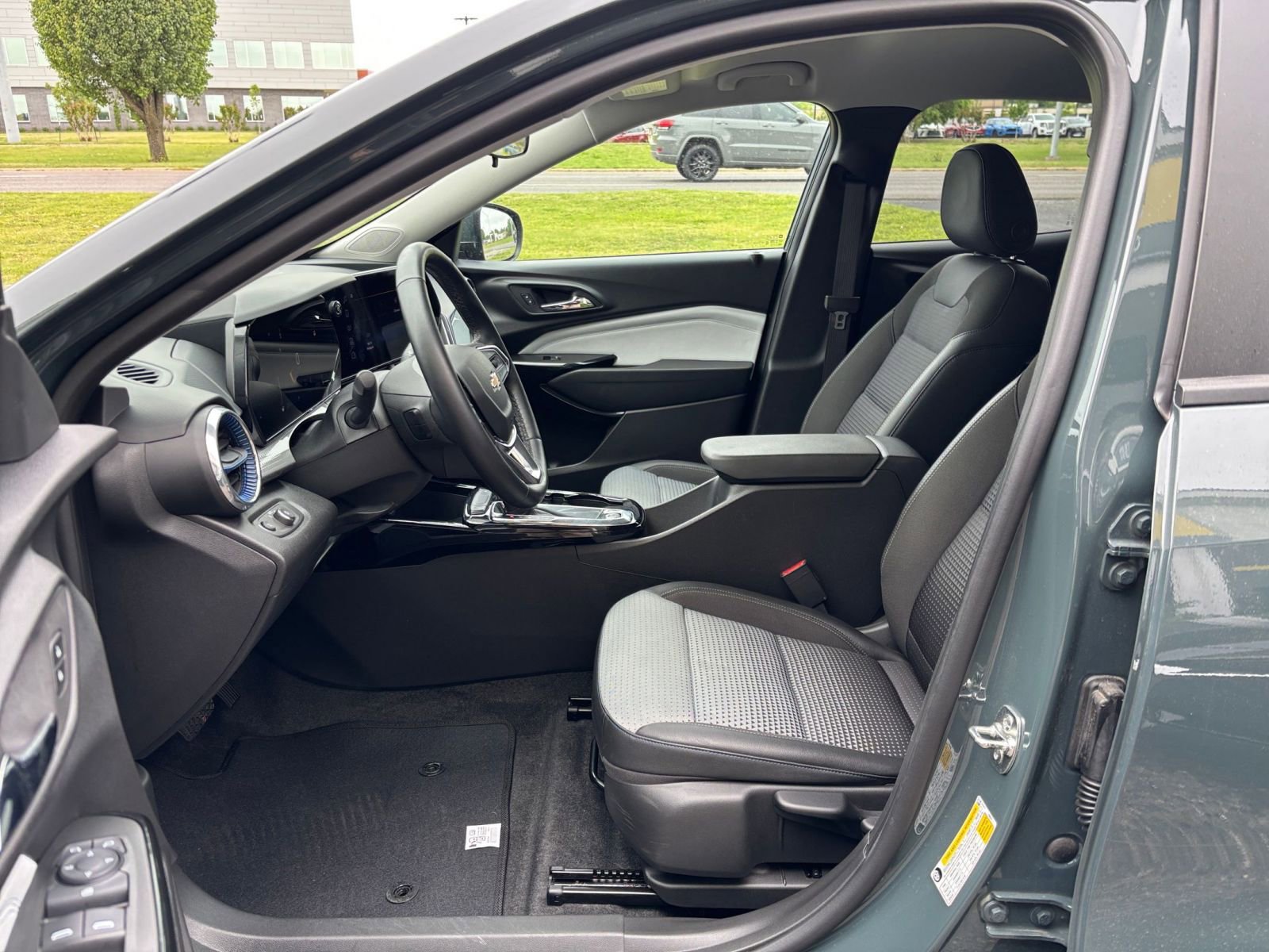 Used 2025 Chevrolet Trax LT w/ LT Convenience Package FWD image 25