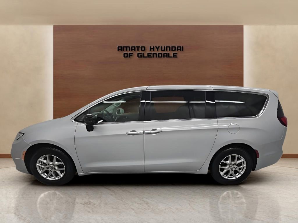 Used 2024 Chrysler Pacifica Touring-L image 3