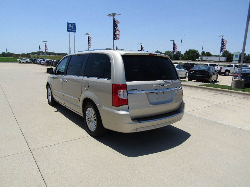 Used 2014 Chrysler Town & Country Limited w/ Luxury Group image 7