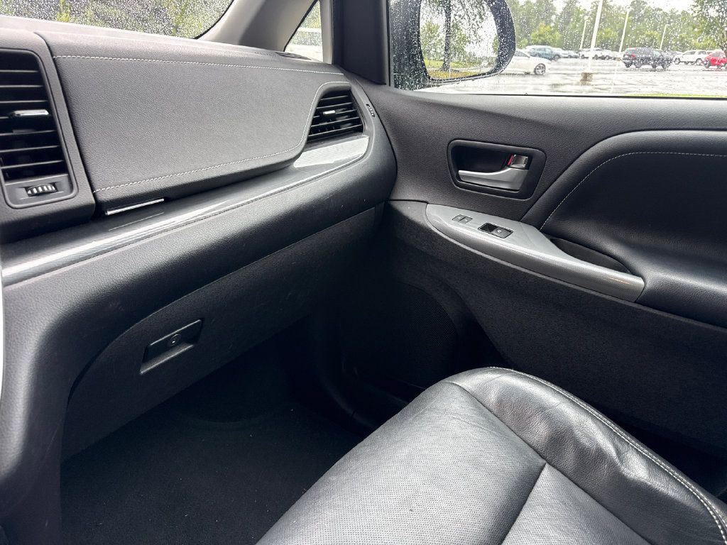 Used 2017 Toyota Sienna SE w/ SE Preferred Package FWD image 17