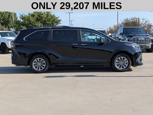 Used 2025 Toyota Sienna XLE FWD image 4