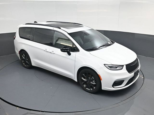 Used 2025 Chrysler Pacifica Limited image 39