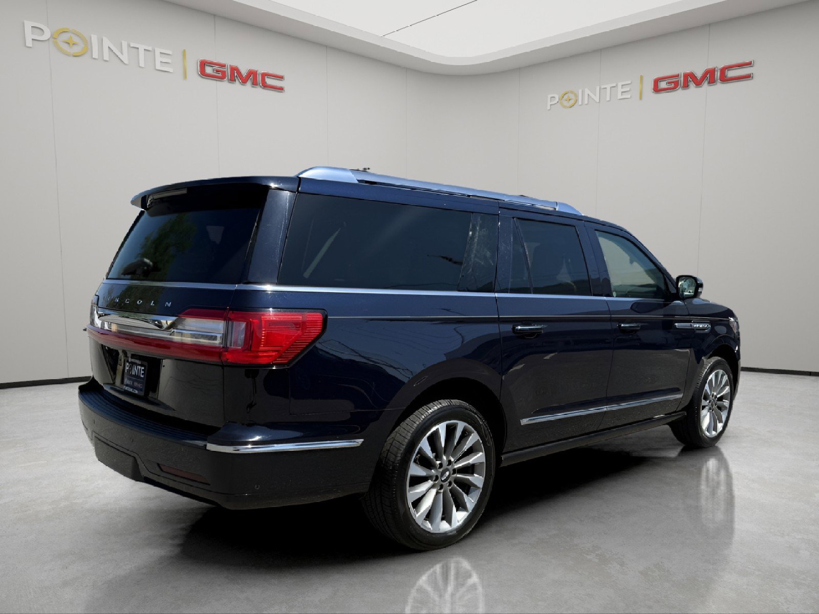 Used 2021 Lincoln Navigator L Reserve w/ Luxury Package AWD/4WD image 3