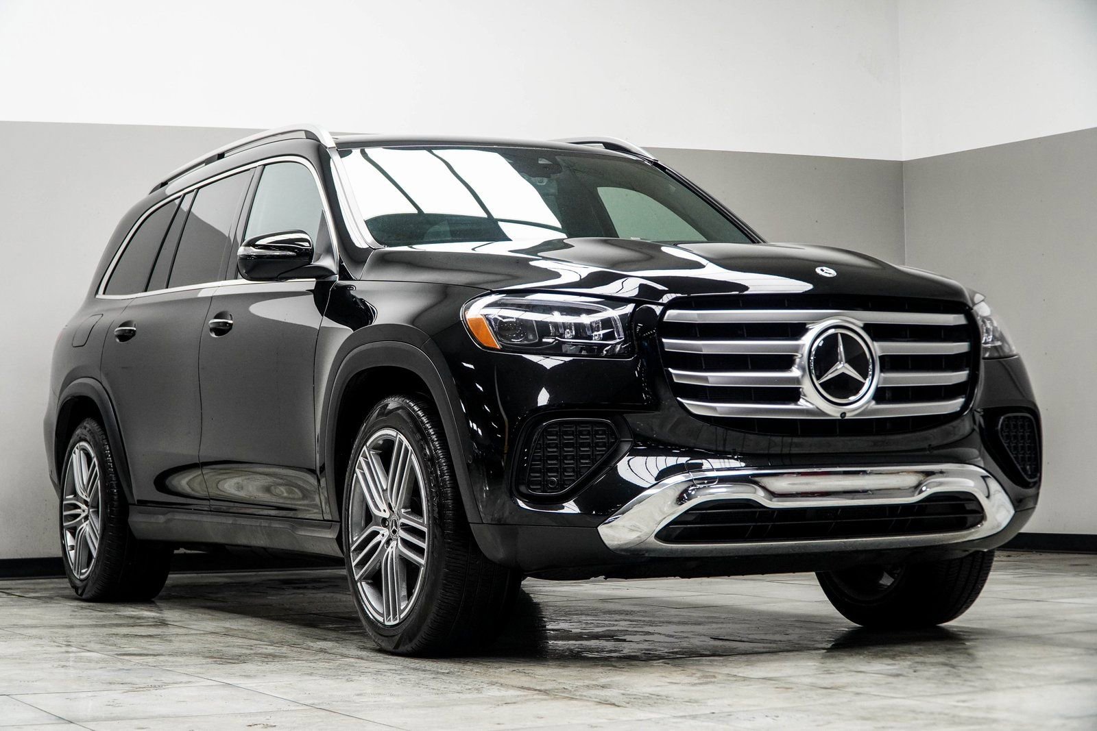 Used 2025 Mercedes-Benz GLS 450 4MATIC image 4