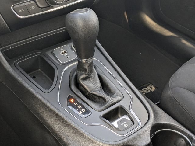 Used 2019 Jeep Cherokee Latitude w/ Popular Appearance Group FWD image 24