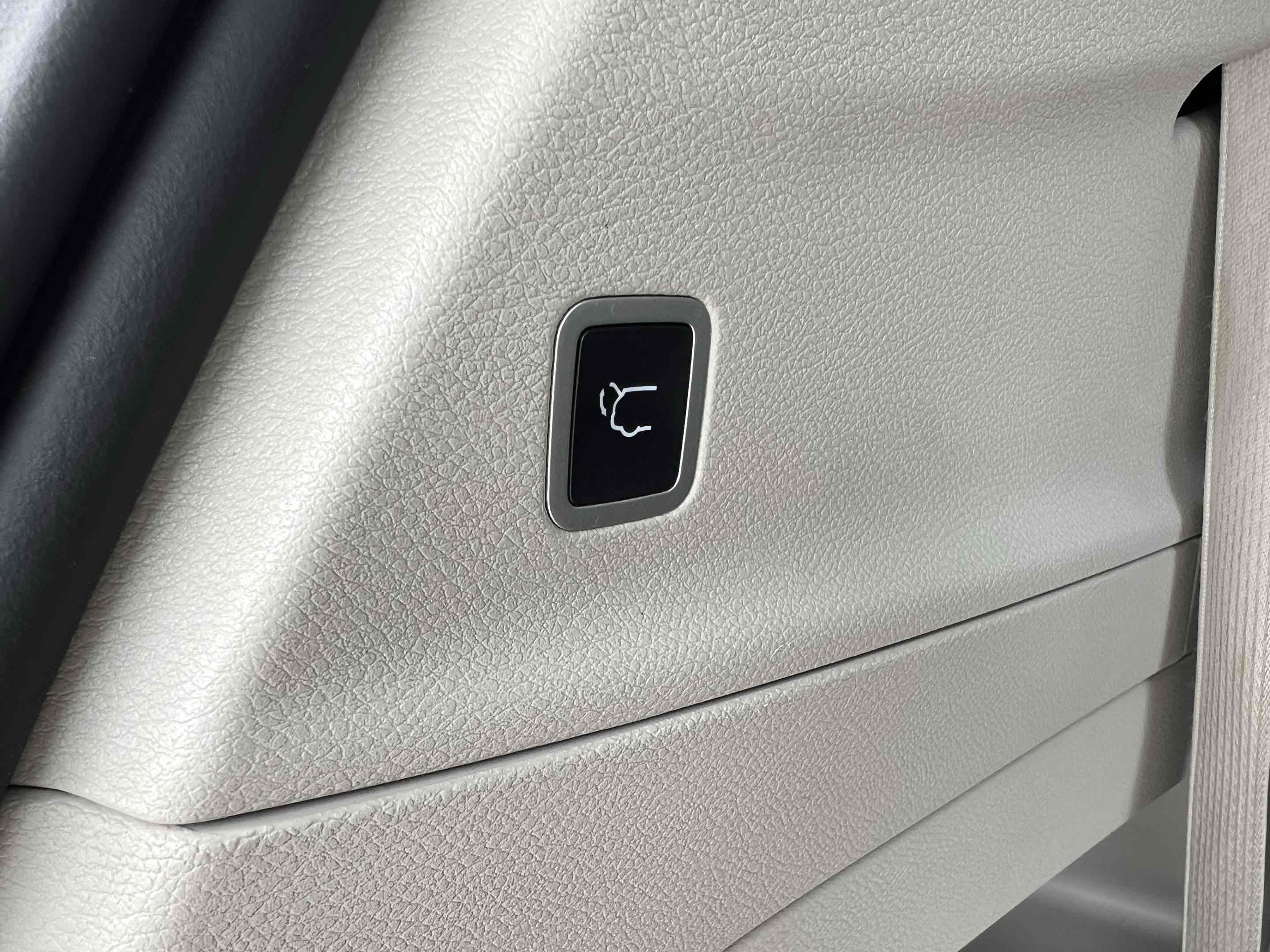 Used 2023 Chrysler Pacifica Touring-L image 11