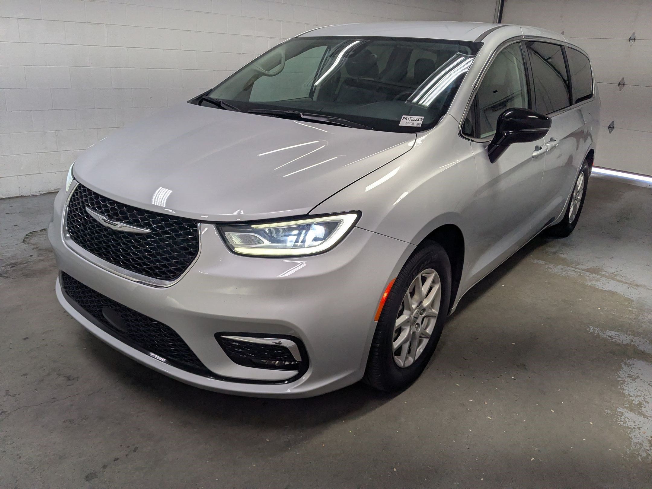 Used 2024 Chrysler Pacifica Touring-L FWD image 10