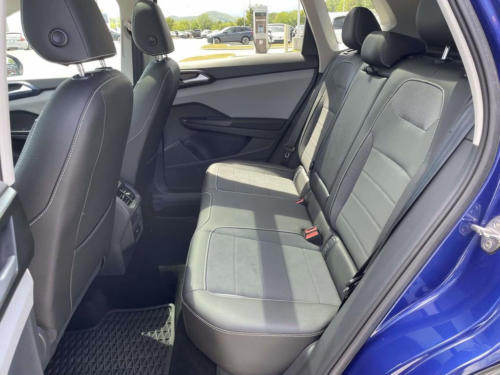 Used 2023 Volkswagen Taos SE w/ Panoramic Sunroof Package FWD image 3