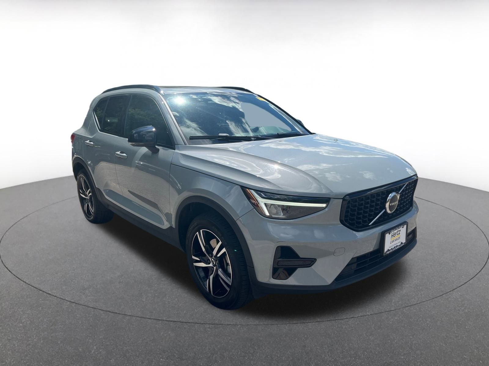 Used 2024 Volvo XC40 B5 Core image 1
