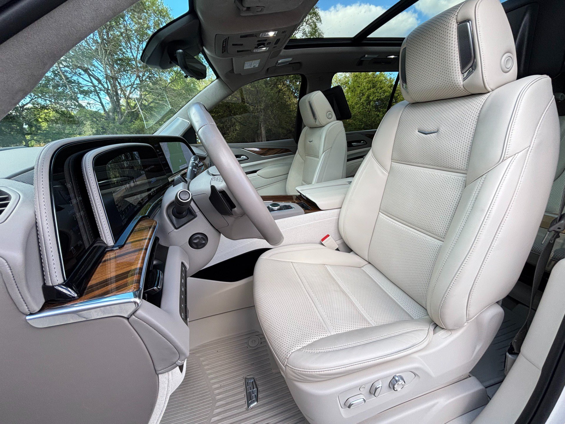 Used 2024 Cadillac Escalade Premium Luxury Platinum w/ LPO, Floor Liner Package AWD/4WD image 12