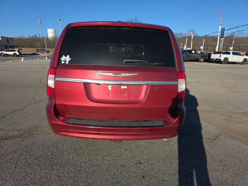 Used 2015 Chrysler Town & Country S image 6